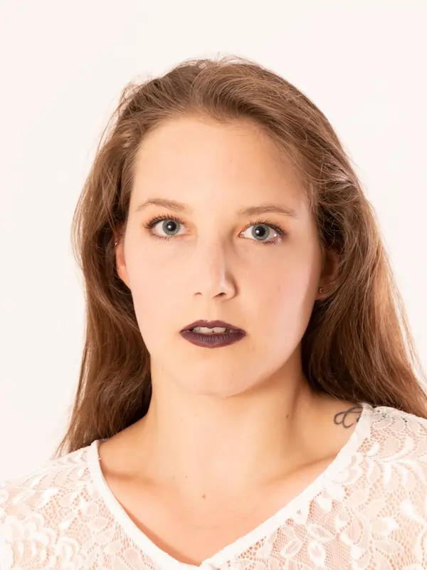 Junge Frau beim Portrait & Fashion Fotoshooting im Studio in Olching mit natürlichem Licht und weißer Spitzenbluse