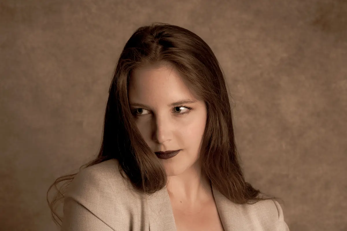 Nahaufnahme einer jungen Frau mit elegantem Blazer und intensivem Blick beim Portrait & Fashion Fotoshooting im Studio