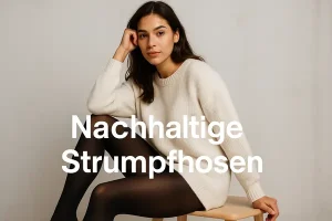 Junge Frau sitzt in schwarzer, nachhaltiger Strumpfhose und cremefarbenem Pullover auf einem Holzstuhl vor neutralem Hintergrund, Text „Nachhaltige Strumpfhosen“ ist über das Bild gelegt.