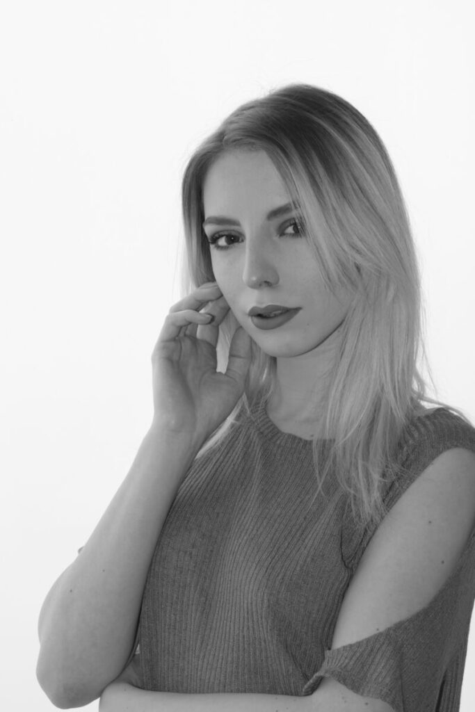 Portrait Fotoshooting mit blondem Fotomodell Hotel Shooting Fotografie in Olching und Umgebung